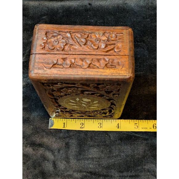 Hand carved trinket box with MOP inlay. 6x4 in excellent condition - Picture 3 of 8